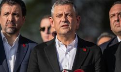 SON DAKİKA: CHP Genel Başkanı Özgür Özel'e Cenaze Töreninde Saldırı