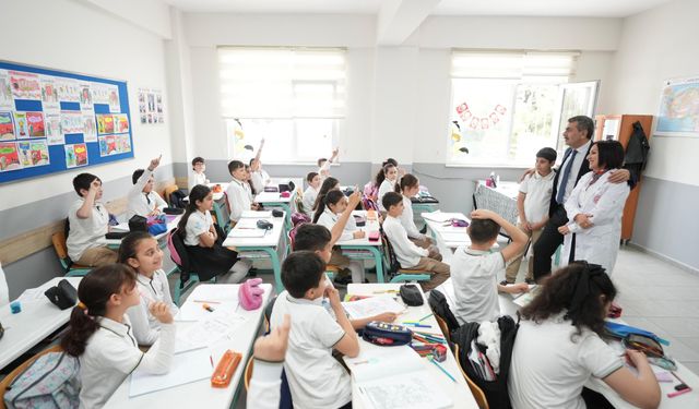 Sınıf başkanı sözünü tuttu Bakan Yusuf Tekin okula geldi