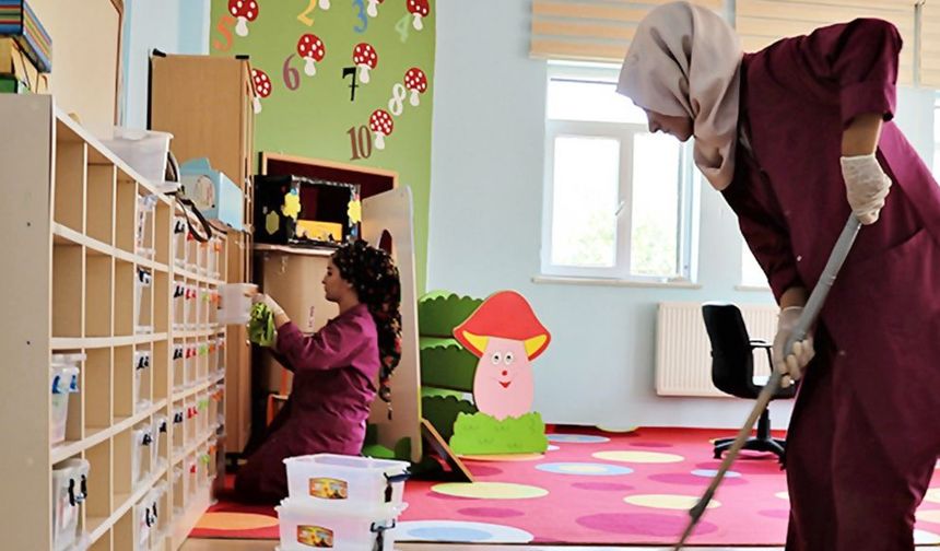 Okullardaki temizlik personelinin sözleşme süreleri uzatılacak