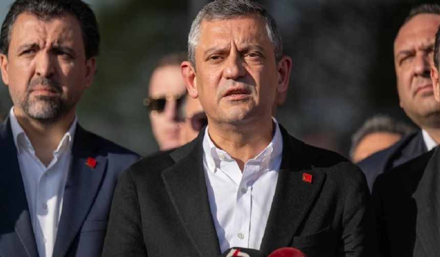 SON DAKİKA: CHP Genel Başkanı Özgür Özel'e Cenaze Töreninde Saldırı