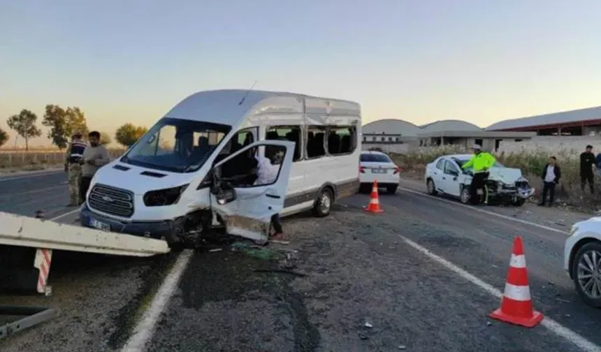 Öğretmenleri Taşşıyan Servis Kaza Yaptı; 28 Yaralı Var